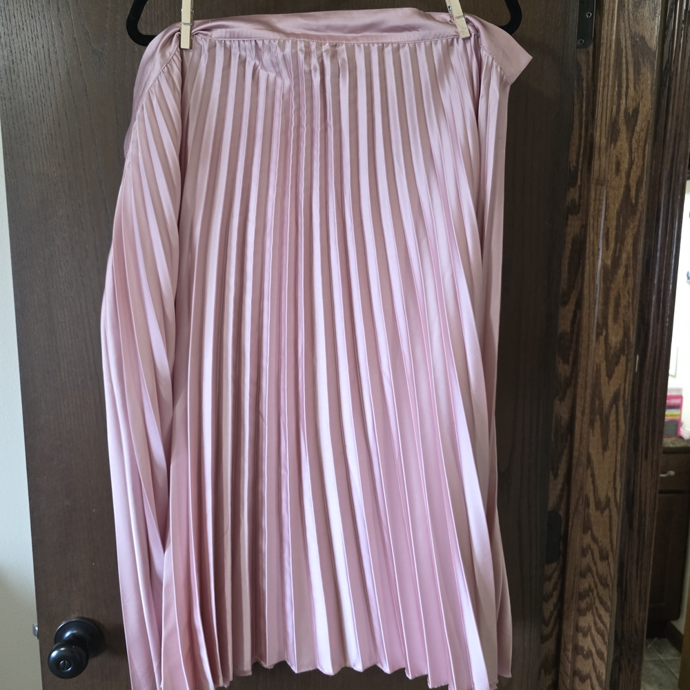 Elegant Pink Pleated Skirt
